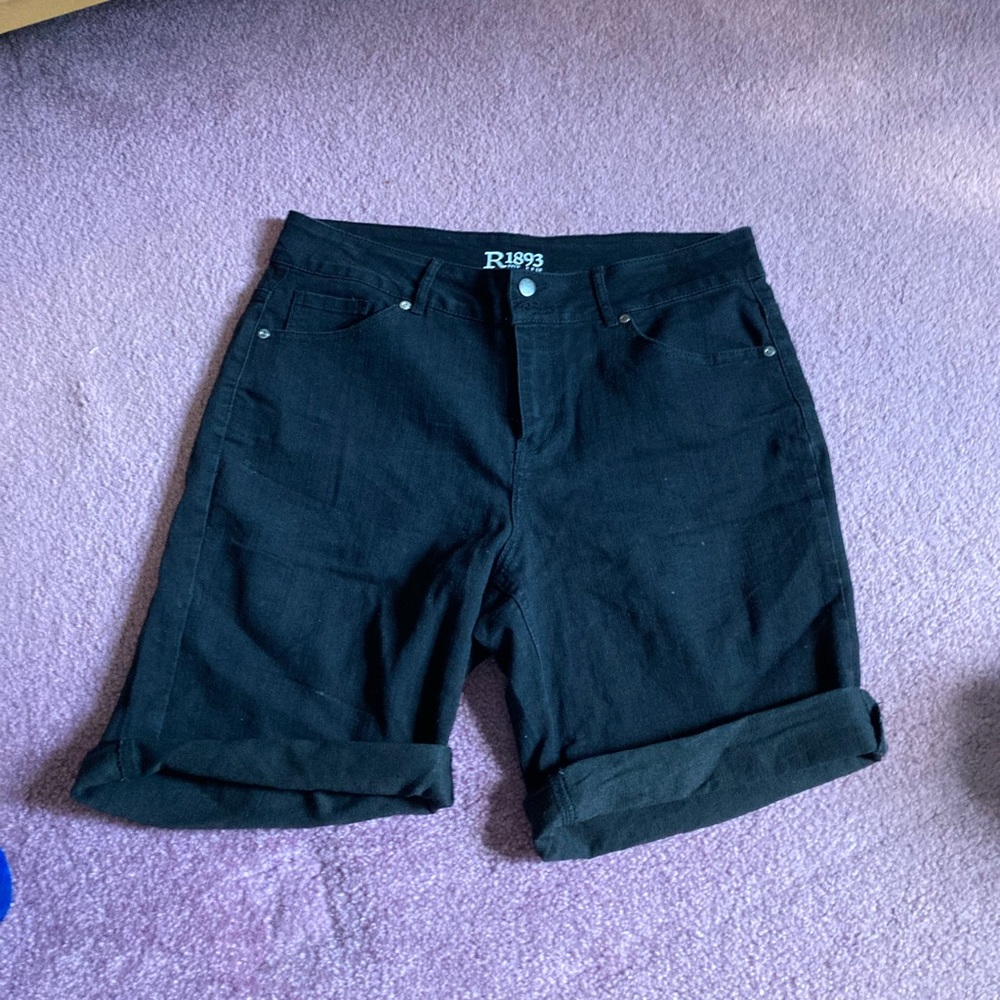 Black capri shorts